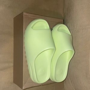Yeezy slides “GLOW GREEN”